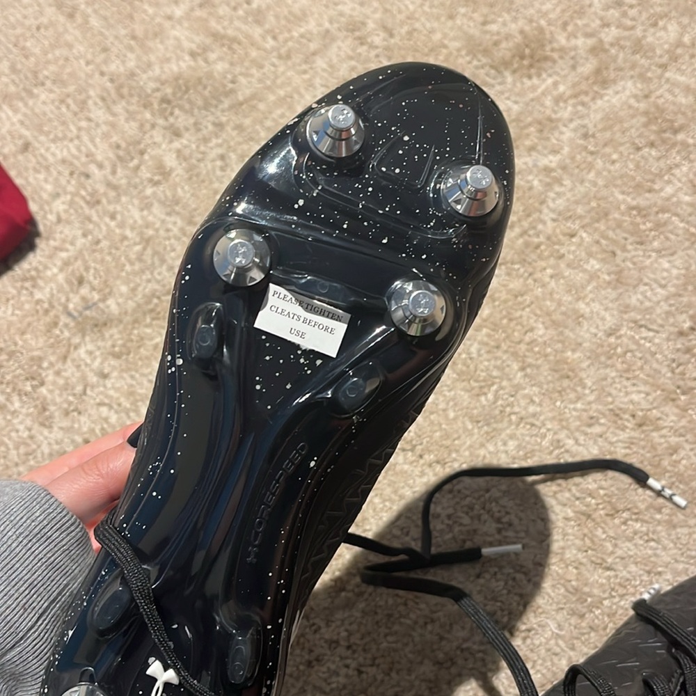Never worn soccer cleats - Picture 4 of 5